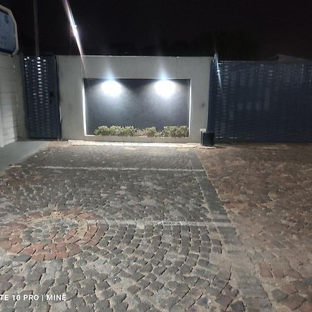 The Croc Guest House Springs  Exterior photo