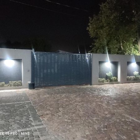 The Croc Guest House Springs  Exterior photo
