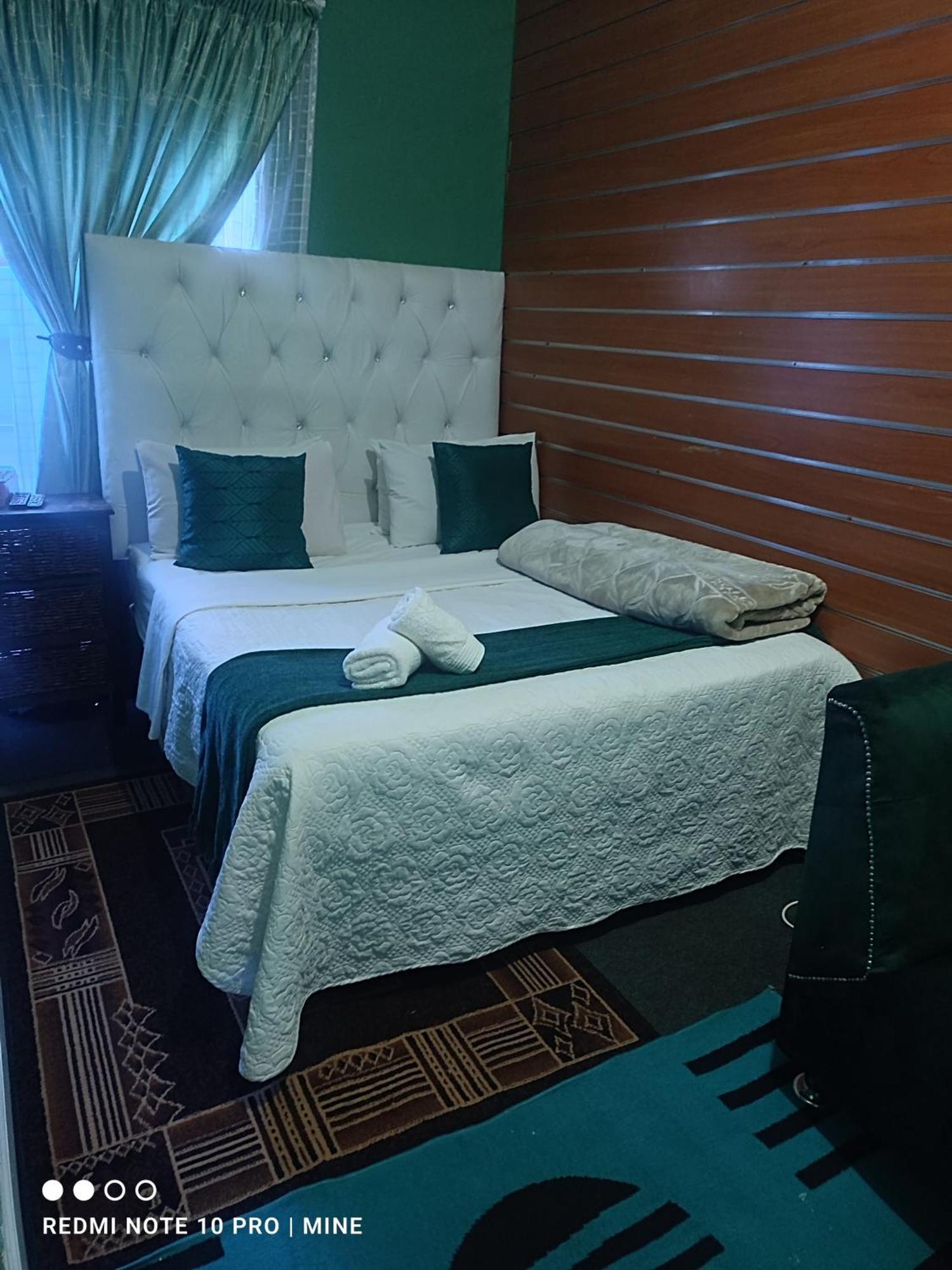The Croc Guest House Springs  Exterior photo